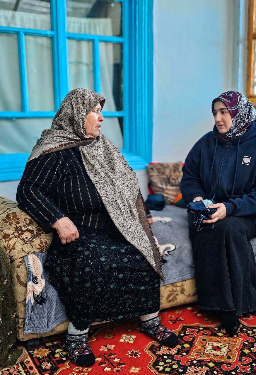 Оказывает социально-бытовую,социально-медицинскую услугу, своей подопечной